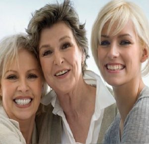 mera-internista-consultantdoctor-anti-aging-envejecimiento-hormonas-alicante-sha-vithas-replacement-sustitucion-hormone-bioidentical-menopause-laugh.jpg